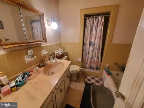 Bath - 207 Avon Rd, Darby, PA 19082 photo 1 of 2