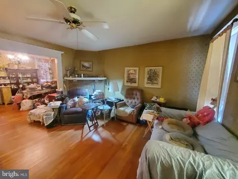 Living - 207 Avon Rd, Darby, PA 19082 photo 2 of 2