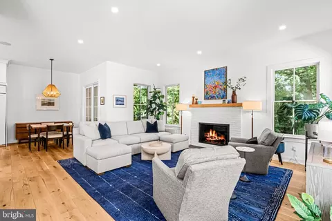 Living - 423 Maplewood Ave, Wayne, PA 19087 photo 3 of 3