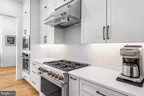 Kitchen - 423 Maplewood Ave, Wayne, PA 19087 photo 3 of 6