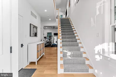 Entry Way - 423 Maplewood Ave, Wayne, PA 19087 photo 7 of 8