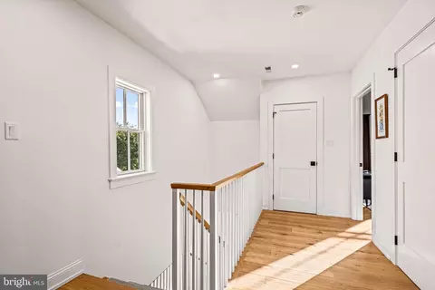 Entry Way - 423 Maplewood Ave, Wayne, PA 19087 photo 6 of 8