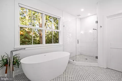 Bath - 423 Maplewood Ave, Wayne, PA 19087 photo 4 of 8