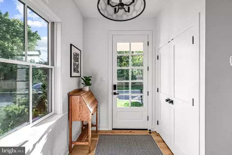 Entry Way - 423 Maplewood Ave, Wayne, PA 19087 photo 1 of 8