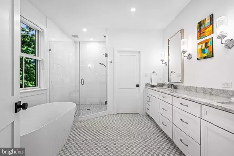 Bath - 423 Maplewood Ave, Wayne, PA 19087 photo 3 of 8