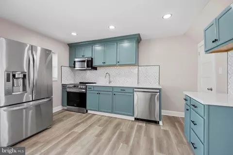 Entry Way - 7043 Radbourne Rd, Darby, PA 19082 photo 5 of 7