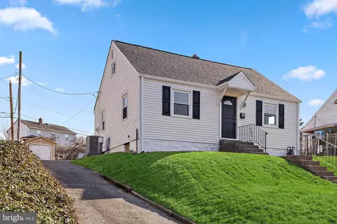 52 Seward Ln, Aston, PA 19014