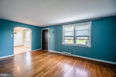 Living - 616 Wayne Ave, Springfield, PA 19064 photo 2 of 3