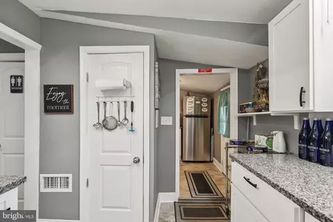 Entry Way - 1332 Peach St, Boothwyn, PA 19061 photo 6 of 7