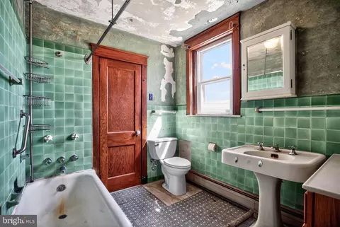 Bath - 1012 Washington Ave, Marcus Hook, PA 19061 photo 1 of 1
