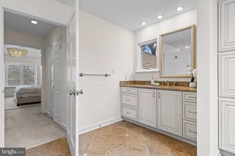 Bath - 217 Ravenscliff Rd, Wayne, PA 19087 photo 5 of 6
