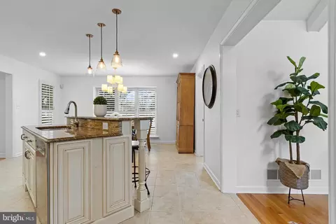 Entry Way - 217 Ravenscliff Rd, Wayne, PA 19087 photo 8 of 11