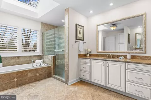 Bath - 217 Ravenscliff Rd, Wayne, PA 19087 photo 4 of 6