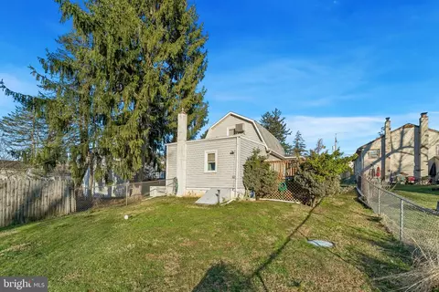 Exterior - 309 E Dutton Mill Rd, Brookhaven, PA 19015 photo 6 of 6