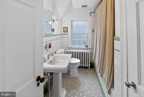 Bath - 306 Windsor Ave, Wayne, PA 19087 photo 3 of 3