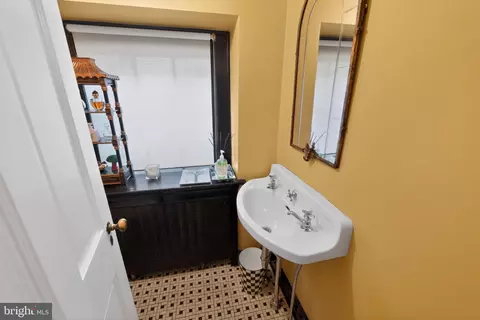 Bath - 306 Windsor Ave, Wayne, PA 19087 photo 1 of 3