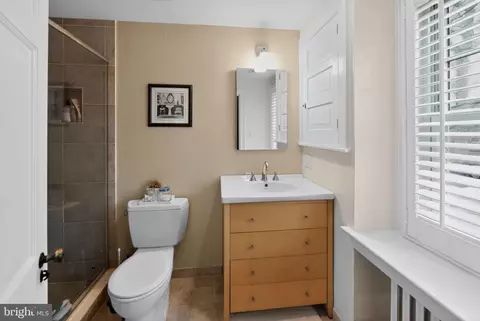 Bath - 306 Windsor Ave, Wayne, PA 19087 photo 2 of 3