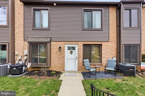 5200 Hilltop Dr #F2, Brookhaven, PA 19015