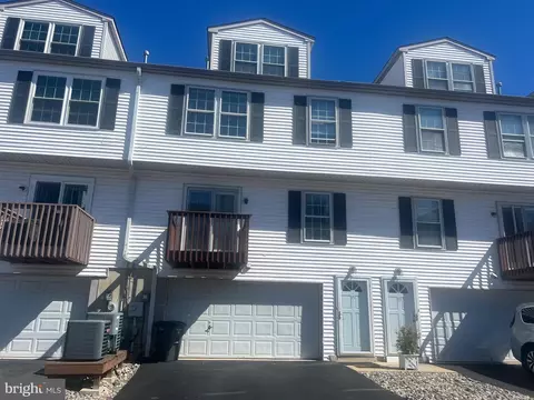 15 Riverwatch Ct #22, Essington, PA 19029
