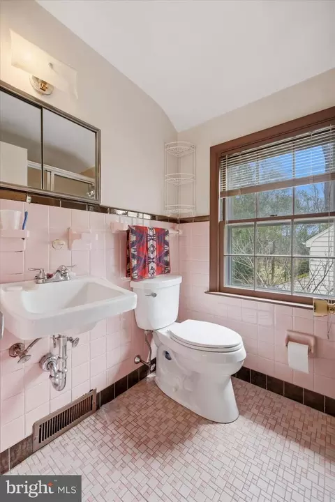 Bath - 359 Spring Valley Rd, Springfield, PA 19064 photo 2 of 3