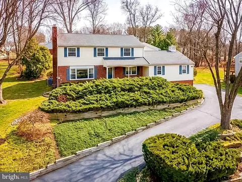 221 Foxcroft Rd, Broomall, PA 19008