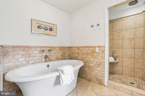 Bath - 119 Woods Ln, Wayne, PA 19087 photo 2 of 5