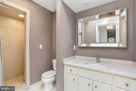 Bath - 119 Woods Ln, Wayne, PA 19087 photo 4 of 5