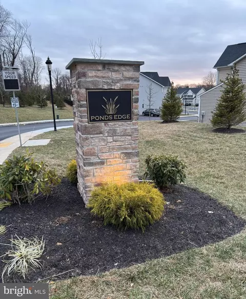 235 W Ponds Edge Dr, Media, PA 19063