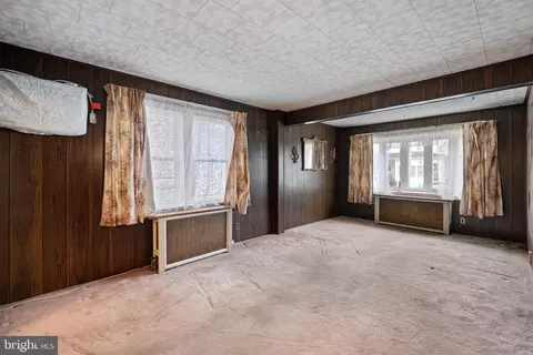 Living - 129 W Laughead Ave, Marcus Hook, PA 19061 photo 3 of 4