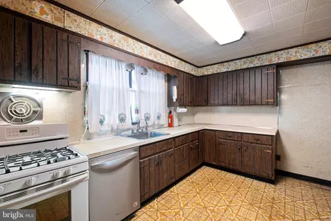Kitchen - 129 W Laughead Ave, Marcus Hook, PA 19061 photo 2 of 2