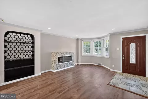 Living - 58 Gilpin Rd, Darby, PA 19082 photo 4 of 5