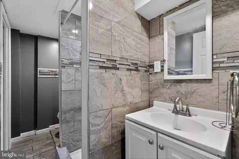Bath - 58 Gilpin Rd, Darby, PA 19082 photo 4 of 4