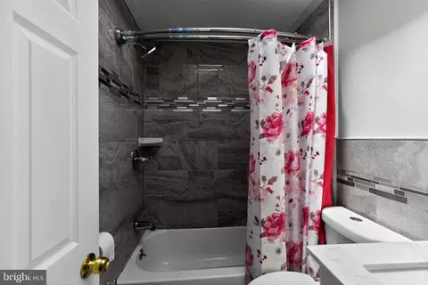 Bath - 58 Gilpin Rd, Darby, PA 19082 photo 3 of 4