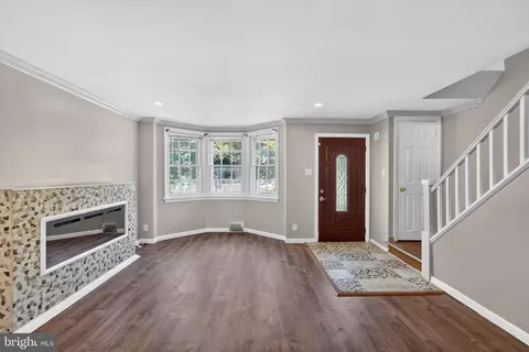 Living - 58 Gilpin Rd, Darby, PA 19082 photo 2 of 5