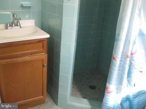Bath - 1025 Scott Ave, Boothwyn, PA 19061 photo 3 of 4