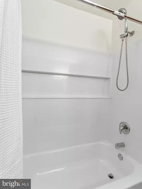 Bath - 1334 Rolling Glen Dr #22, Boothwyn, PA 19061 photo 3 of 4
