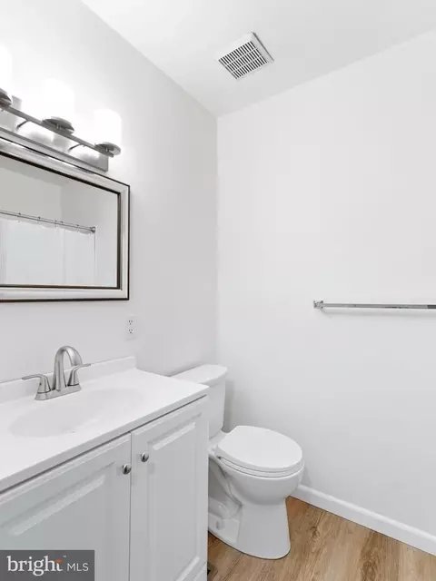 Bath - 1334 Rolling Glen Dr #22, Boothwyn, PA 19061 photo 2 of 4