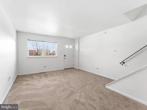 Living - 1334 Rolling Glen Dr #22, Boothwyn, PA 19061 photo 2 of 2