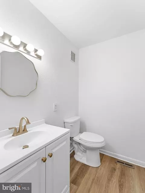 Bath - 1334 Rolling Glen Dr #22, Boothwyn, PA 19061 photo 1 of 4