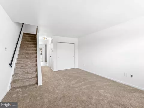 Living - 1334 Rolling Glen Dr #22, Boothwyn, PA 19061 photo 1 of 2