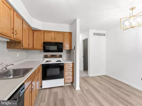 Kitchen - 1334 Rolling Glen Dr #22, Boothwyn, PA 19061 photo 2 of 2