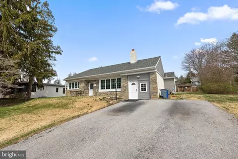 711 Hedgerow Dr, Broomall, PA 19008