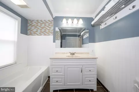 Bath - 240 Wadas Ave, Darby, PA 19082 photo 6 of 6