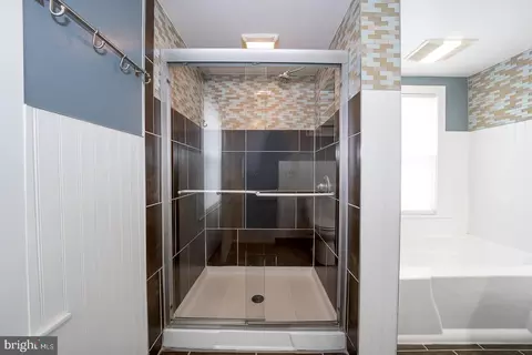 Bath - 240 Wadas Ave, Darby, PA 19082 photo 5 of 6