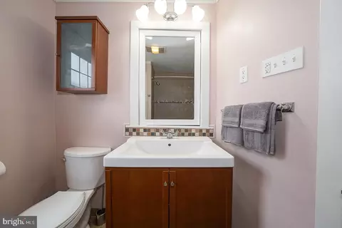 Bath - 240 Wadas Ave, Darby, PA 19082 photo 3 of 6