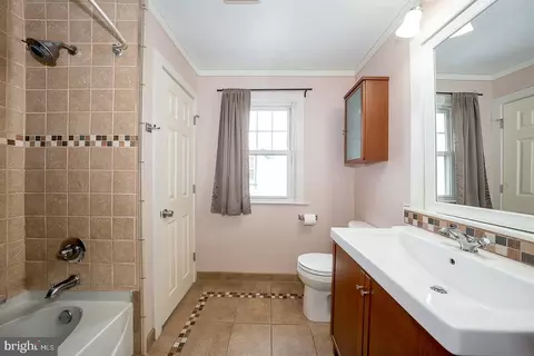 Bath - 240 Wadas Ave, Darby, PA 19082 photo 1 of 6
