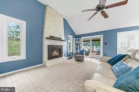 Living - 474 Ridge Ln, Springfield, PA 19064 photo 2 of 3