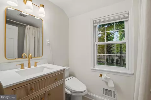 Bath - 208 Parham Rd, Springfield, PA 19064 photo 2 of 3