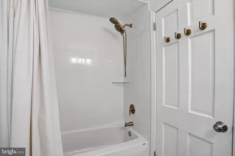 Bath - 208 Parham Rd, Springfield, PA 19064 photo 3 of 3