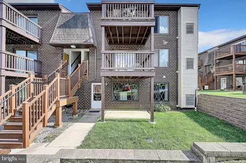 5200 Hilltop Dr #V6, Brookhaven, PA 19015